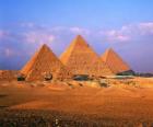 Keops Piramidi merkezinde Kahire, Mısır eteklerindeki Giza Necropolis kompleksinin diğer iki önemli piramitleri ile birlikte